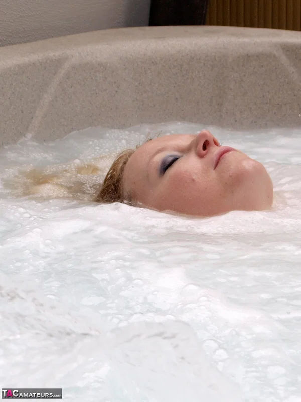 Overweight blonde Sindy Bust looses her huge boobs in an outdoor hot tub  - Saggy Tits, Chubby, Curvy, Thick, BBW, Bath, MILF, Glasses, Amateur, British  - Photo 16