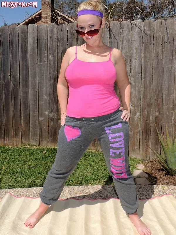 Amateur fatty Dee Siren exposes her huge ass while out by the pool in sweats  - BBW, Pool, MILF, Chubby, Amateur, Mature, Glasses, Outdoor, Big Tits, Ass  - Photo 1