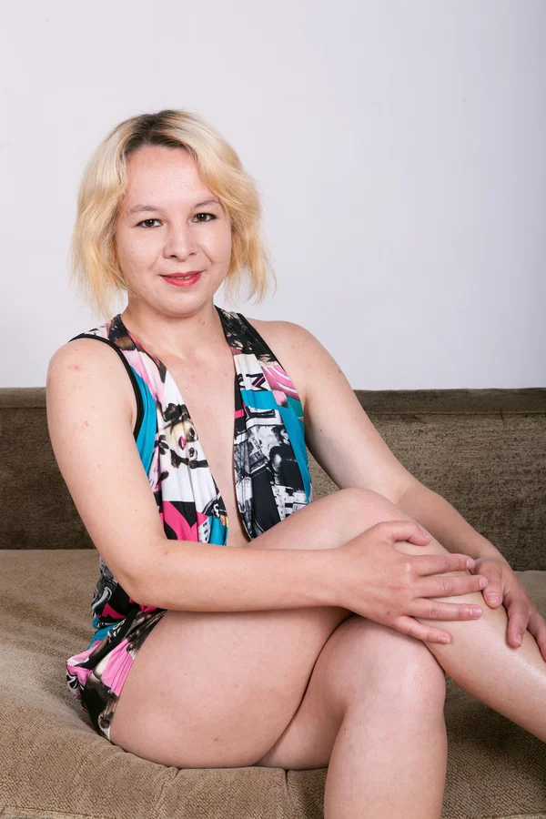 Cute 30 plus woman Antonitta spreads her legs after getting totally naked  - Mature, MILF, Amateur  - Photo 2