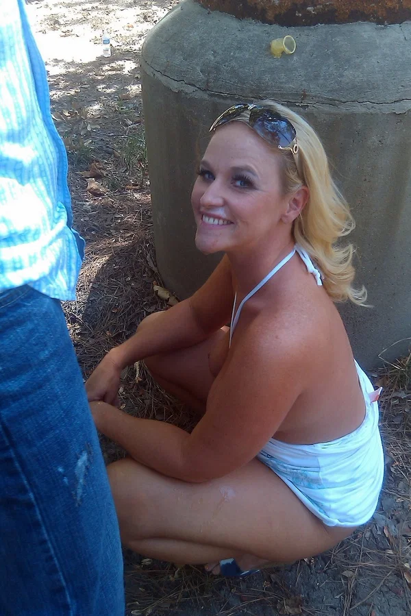 Amateur chick Dee Siren sucks off a stranger after sex in a public park  - BBW, Facial, Cumshot, MILF, Outdoor, Mature, Amateur, Chubby, Ass Fucking, Wife  - Photo 17