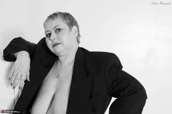 Mature fatty Posh Sophia sports short hair while showing her saggy breasts  - Mature, Saggy Tits, BBW, Chubby, Big Tits, Curvy, Short Hair, Amateur, British, Thick  - Photo 15
