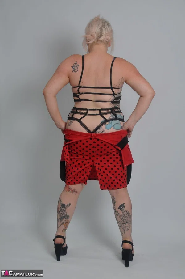 Tattooed blonde Mollie Foxxx removes her dress while wearing glasses  - Mature, Chubby, Thick, Curvy, Lingerie, Glasses, British, Redhead, BBW, Tattoo  - Photo 11