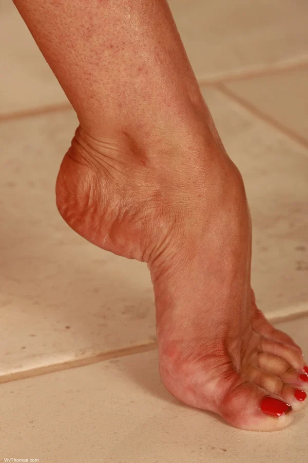 Glamorous MILF Marlyn A shows her very sexy feet in high heel sandals  - MILF, Glamour, Feet, High Heels, Pussy, Spreading, Legs, Model, Non Nude  - Photo 13