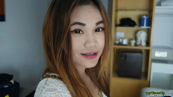 Thai girl agrees to visit hotel room and pose for some non-nude photos  - Thai, Asian, Jeans, Amateur, Outdoor, Cute, Teen, Non Nude  - Photo 5