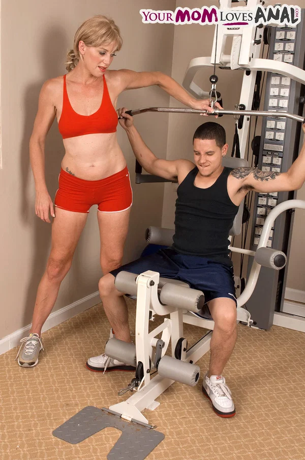 Horny big tits mature Liz Summers takes an inked guy's stiff rod in the gym  - Mature, MILF, College  - Photo 2