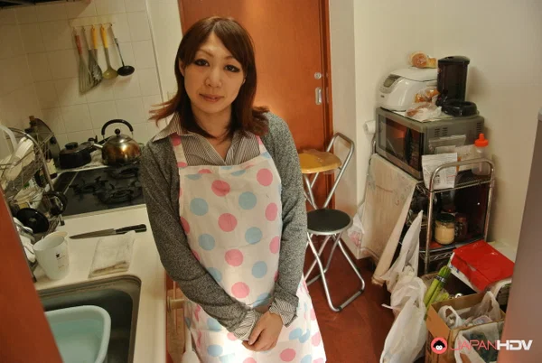 Japanese housewife Eri Fujino shows her tits and ass in an apron  - Japanese, Asian, Ass, PAWG, Babe, Beautiful, Solo, Brunette, Non Nude, Tiny Tits  - Photo 10