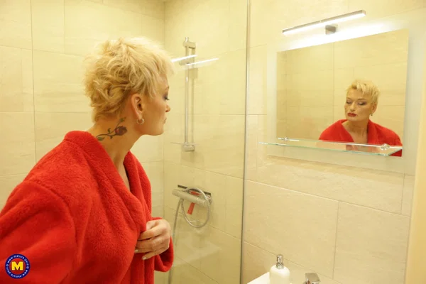 Mature amateur Ricky shows her saggy small tits in the bathroom  - Mature, Short Hair, Teen, Bath, Amateur, European, Cute, Feet  - Photo 19