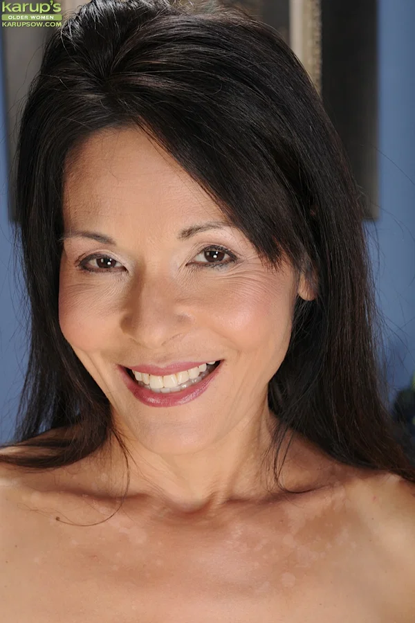 Beautiful mature girl Trudy Lewis is showing her perfect big tits  - Mature, Big Tits, Pussy, Face, Close Up, Shorts, Spreading, Boots, Brunette, Ass  - Photo 10