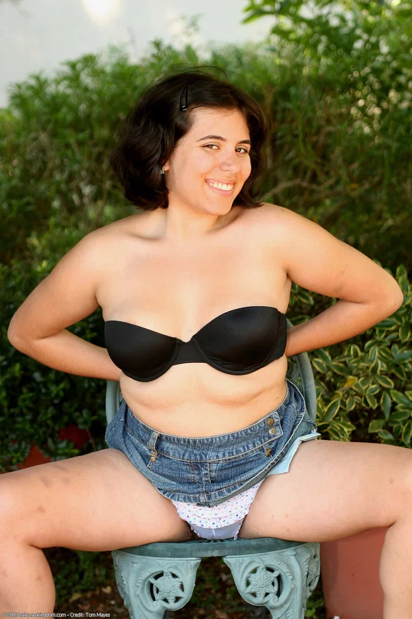 Amateur chick pulls down her jean shorts to show her bush in a backyard  - Hairy, Chubby, College, Curvy, Teen, BBW, Outdoor, Thick, Amateur, High Heels  - Photo 8