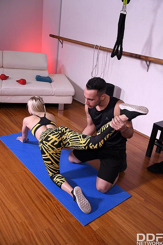 Athletic blonde Olivia Sin seduces her personal trainer during a workout  - Sports, Big Cock, Teen, Yoga Pants, Hardcore, Pussy Licking, Blowjob, Reality, European, Cowgirl  - Photo 2