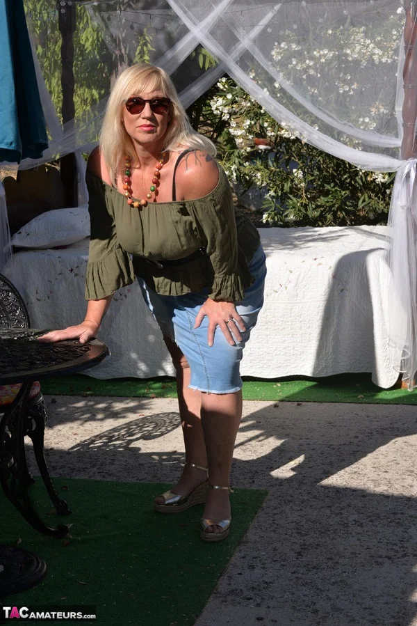 Fat blonde Melody fondles her breasts while outdoors in sunglasses  - Mature, Curvy, Chubby, Thick, Glasses, BBW, Skirt, Clothed, Amateur, Outdoor  - Photo 5