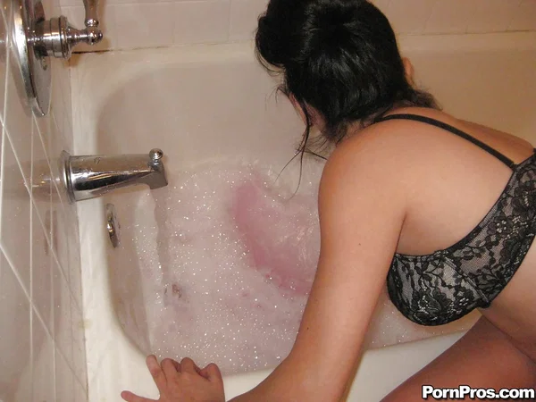 Latina ex-girlfriend Evie Delatosso showing off big natural tits in bathtub  - Girlfriend, Latina, MILF, Bath, Big Tits, Nipples, Babe, Natural Tits, Reality, Close Up  - Photo 4