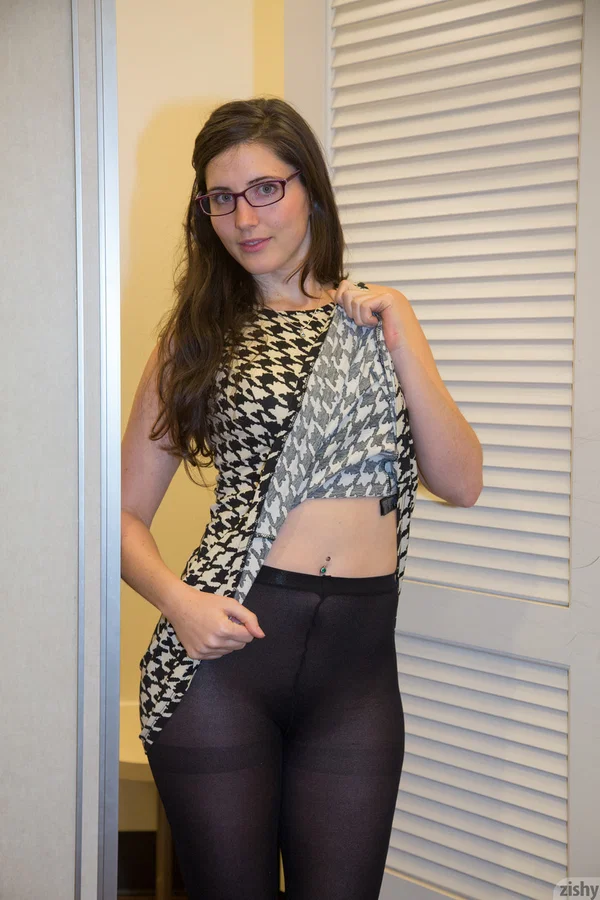 Teen girlfriend Irene Quinn flashes her pubes and spreads legs in sheer nylons  - Pantyhose, Public, Non Nude, Upskirt, Glasses, Amateur, High Heels, Beautiful, Outdoor, Asshole  - Photo 7