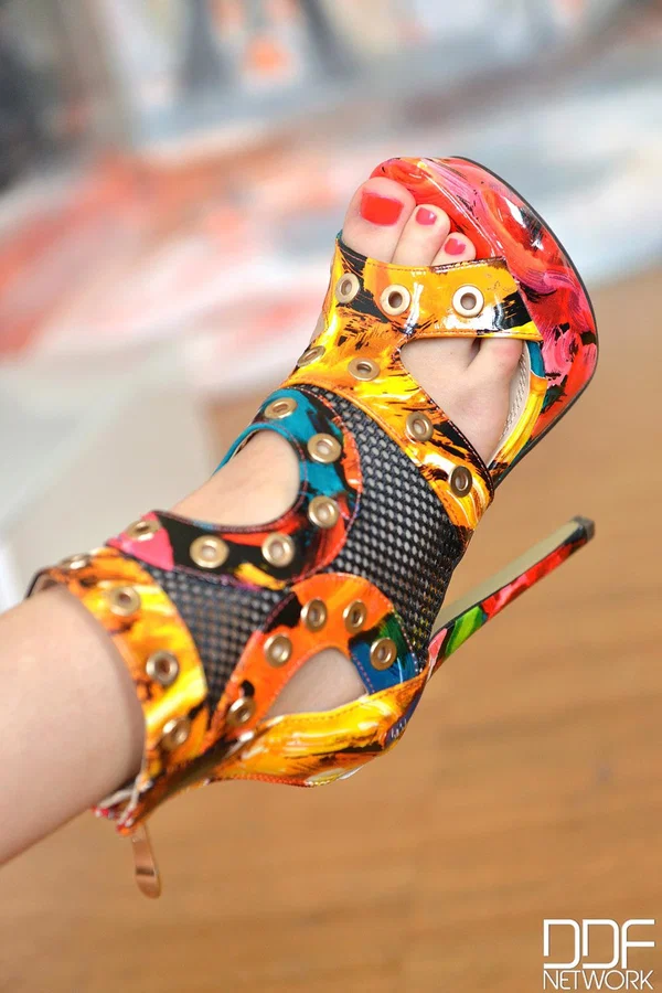 Erotic beauty Susana Melo fucking her colorful high heel in a kinky solo  - Feet, Polish, Beautiful, Face, Legs, Dildo, Brunette, Babe, Redhead, Shorts  - Photo 3