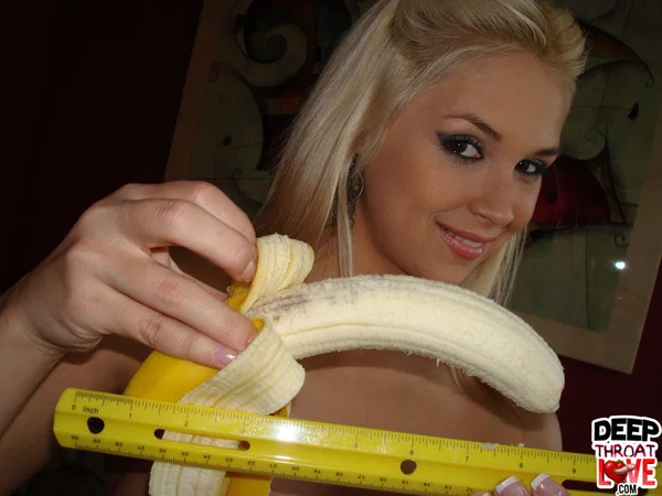 MILF with fake tits Sarah Vandella measures depth of her throat with banana  - MILF, Cute, Teen, Babe, Beautiful, Solo, Blonde  - Photo 17