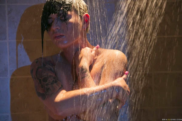 Stunning MILF with big breasts Eva Angelina showers and teases with her body  - Latina, Pornstar, Big Tits, Outdoor, Brunette, Non Nude  - Photo 4