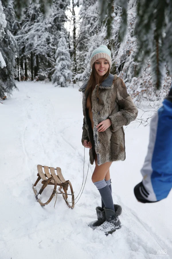 Slender glamorous babe Clover teasing nude outdoors in the snow  - Public, Czech, German, Beautiful, Outdoor, Clothed, Jeans, Babe, Boots, Glamour  - Photo 9