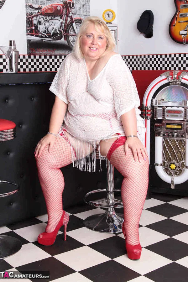 Overweight blonde Lexie Cummings gets naked in red fishnets inside a diner  - BBW, MILF, Chubby, Curvy, Amateur, Thick, Stockings, Pussy, British, High Heels  - Photo 3
