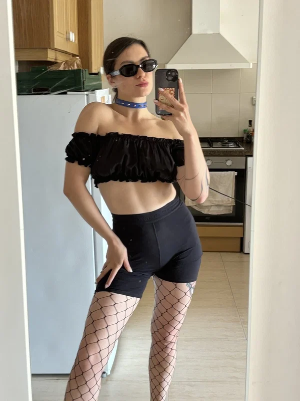 Sexy brunette Scarlett Oharra teases with her amazing butt cheeks  - Selfie, Panties, Amateur, Skinny, Shorts, Model, Feet, Non Nude, Glamour, Glasses  - Photo 4