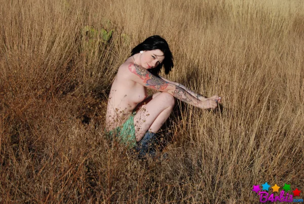 Tattooed brunette B4rbi3 undresses while standing in an expansive field  - Teen, Outdoor, Jeans, Tattoo, Undressing, Big Tits, Natural Tits, Skirt, Clothed, Ass  - Photo 12