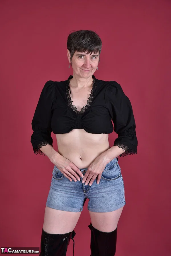 Brazen mature mom reveals saggy tits & drops shorts to pose nude in boots  - Mature, Saggy Tits, Amateur, Shorts, Boots, Short Hair, Brunette, Clothed, Tiny Tits, European  - Photo 4
