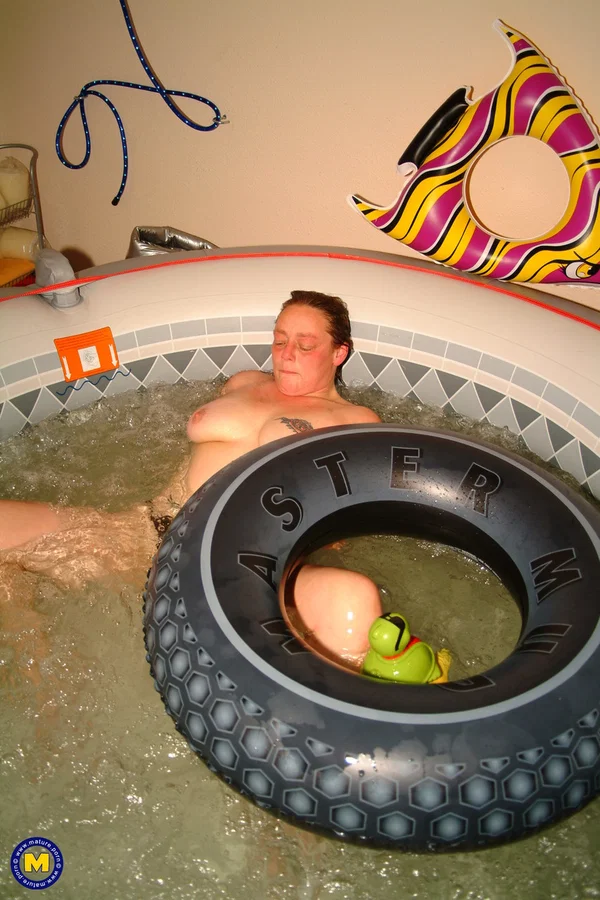 Chubby amateur mom Robine masturbates in the water and on the bed  - Mature, Amateur, European  - Photo 7