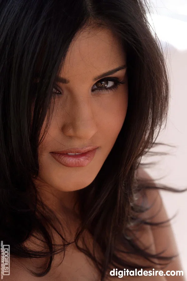 Digital Desire featuring Sunny Leone Nude XXX  - Beautiful, Babe, Glamour, Sexy, Solo, Model, Brunette  - Photo 10