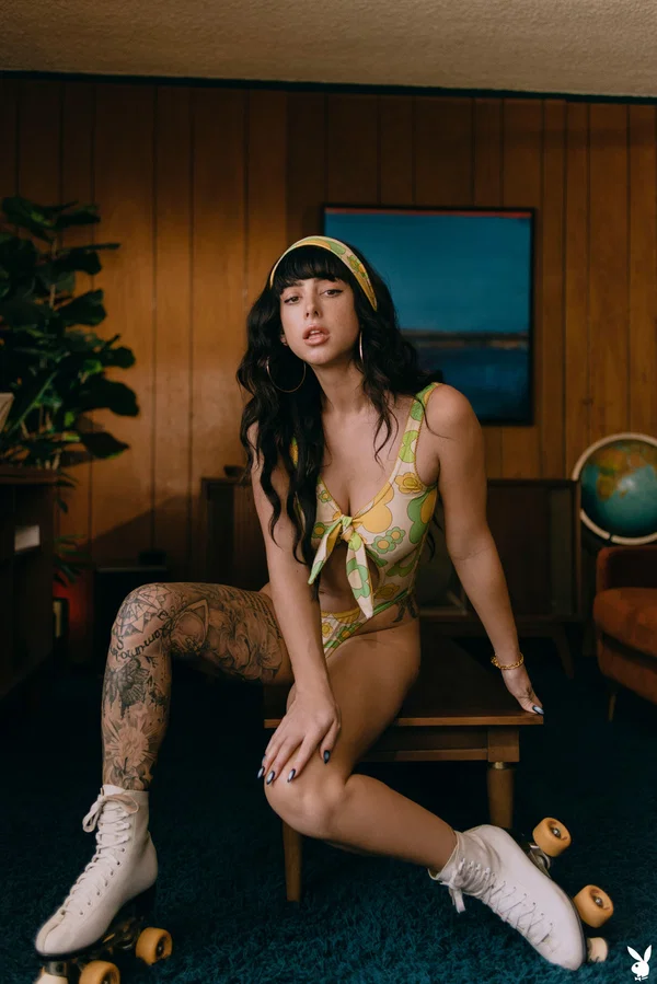 Glamorous raven-haired babe Reed poses naked on her roller skates  - Emo, Tattoo, Family, Centerfold, Big Tits, Cute, Pussy, Babe, Beautiful, Solo  - Photo 1
