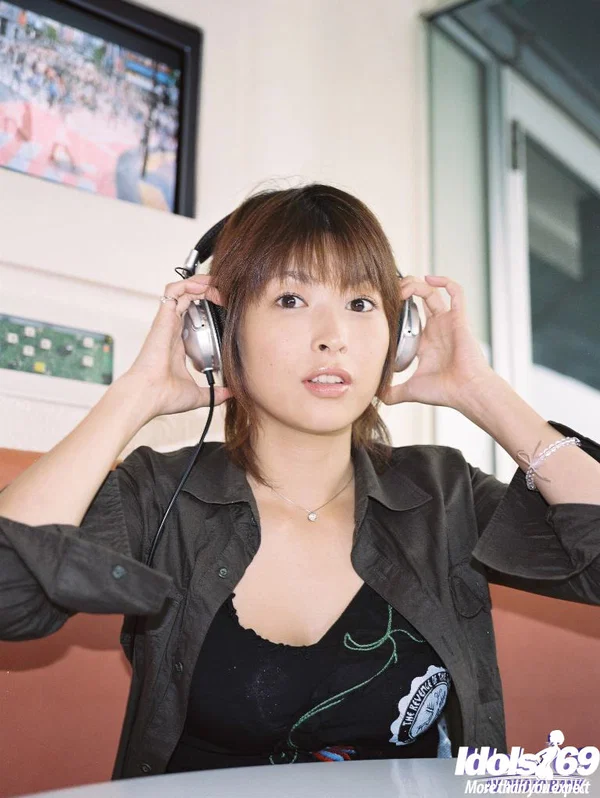 Alluring asian babe Nana Natsume revealing her nice jugs  - Japanese, Babe, Asian, Wife, Big Tits, Face, Beautiful, Short Hair, Natural Tits, Solo  - Photo 4