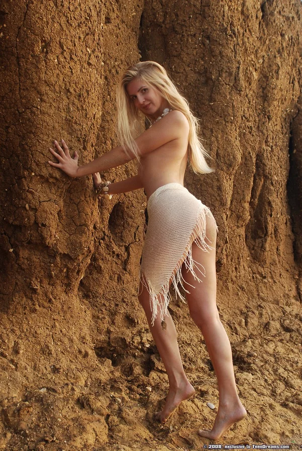 Amateur Natalia unveils her tiny teen titties and hot booty outdoors  - Teen, Amateur, Cute  - Photo 5