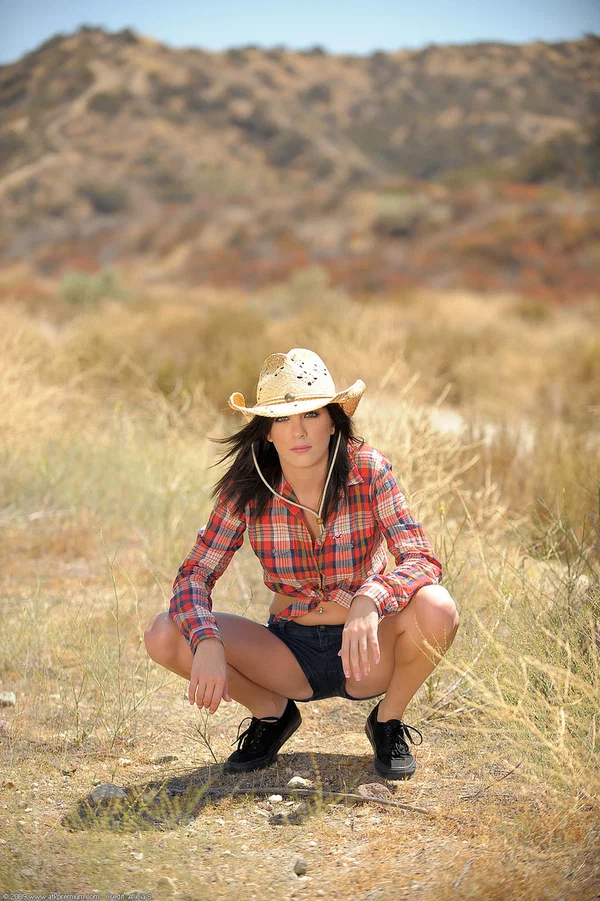 Solo girl Kenna Kane finger spreads her pussy on a blanket in a straw hat  - Beautiful, Pussy, Outdoor, Piercing, Big Tits, Spreading, Natural Tits, Ass, White, Brunette  - Photo 2