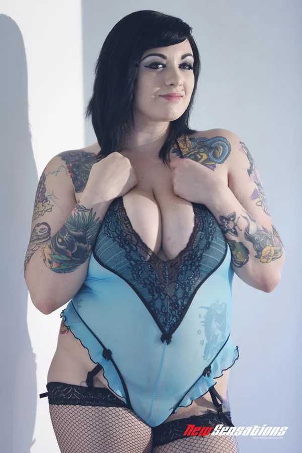 Tattooed model with big tits Scarlet LaVey takes a big boner wearing fishnets  - Thick, Curvy, Big Tits, Chubby, BBW, Natural Tits, Titjob, Short Hair, Blowjob, Tattoo  - Photo 3