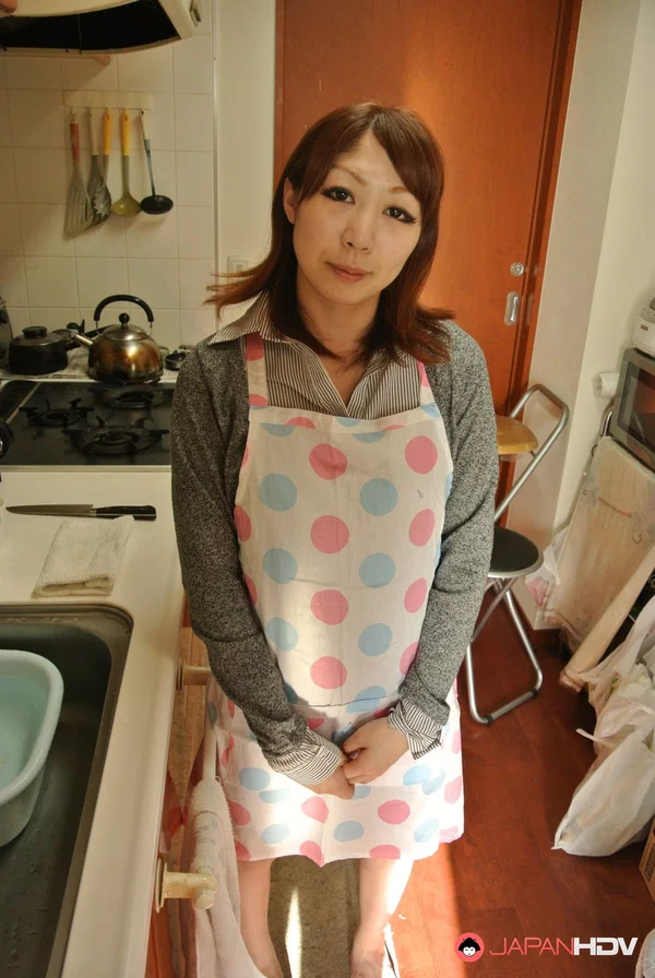 Japanese housewife Eri Fujino shows her tits and ass in an apron  - Japanese, Asian, Ass, PAWG, Babe, Beautiful, Solo, Brunette, Non Nude, Tiny Tits  - Photo 4