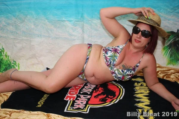 Mature woman Sara Banks takes off her hat and shades while wearing a bikini  - Cosplay, Mature, Thick, Amateur, Curvy, Bikini, Chubby, BBW, Glasses, Tattoo  - Photo 9