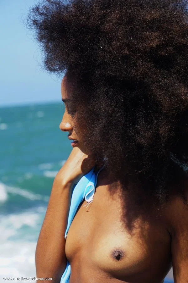 Black girl with a big fro Isadora shows her bald slit and hot ass by the ocean  - Beach, Ebony, Outdoor, Black, Pussy, Ass, Spreading, African, Babe, Close Up  - Photo 3