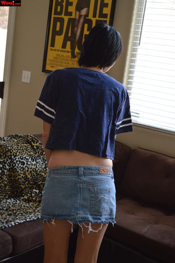 Barefoot brunette babe WouJ shows her big boobs wearing a black bra  - Short Hair, Big Tits, Non Nude, Beautiful, Schoolgirl, Babe, Solo, Amateur, Brunette  - Photo 3