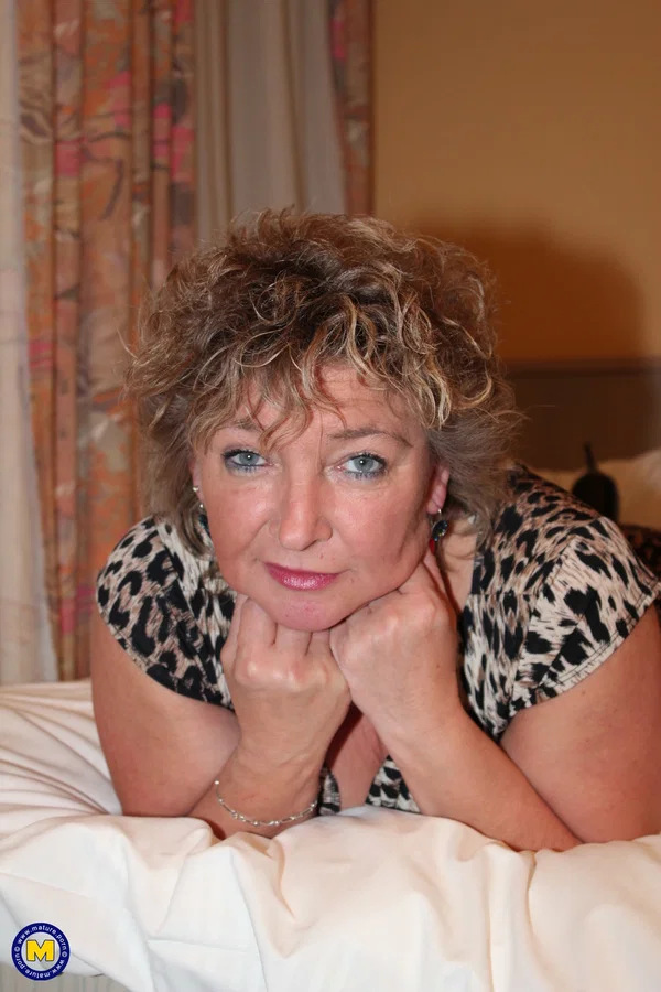 Mature European Nancy Q goes to her room and toys her tasty shaved pussy  - German, Mature, Housewife, BBW, Chubby, Big Clit, Amateur, Curvy, Short Hair, Stockings  - Photo 3