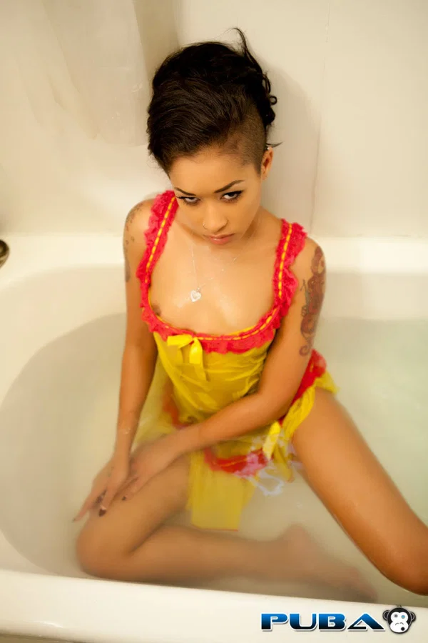 Horny brunette Skin Diamond toying her wet pussy with a dildo in a tub  - Ebony, African, Pornstar, Pussy, Black, Brunette, Spreading, Feet  - Photo 1