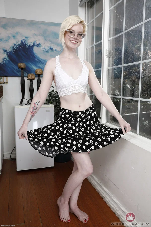 Nerdy blonde Pearl Sinclair gets rid of her clothes and spreads her hot pussy  - Short Hair, Amateur, Pale, Pussy, Petite, Big Clit, Glasses, Feet, Spreading, Anal Gape  - Photo 4