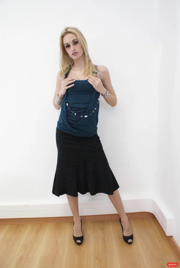 Blonde amateur Erica Fontes poses seductively in a tight dress and high heels  - Photo 7