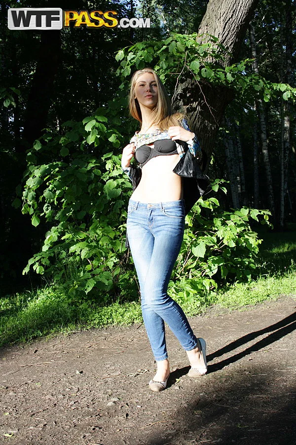 Slim amateur uncovers her small tits in blue jeans during homemade action  - Homemade, POV, Perfect, Teen, Russian, Amateur, Face, Jeans, Outdoor, Clothed  - Photo 5