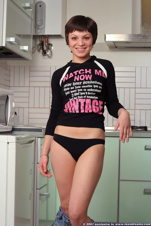 Comely babe Melanie shows off her small teen tits & her fine ass  - Short Hair, Amateur, Cute, Teen, Feet, Spreading  - Photo 3