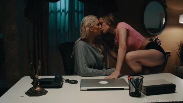 Mile High Media performed by Anna Claire Clouds, Kenzie Taylor XXX Porn Pics  - Hardcore, Lesbian, Blonde, Cheating, White  - Photo 5