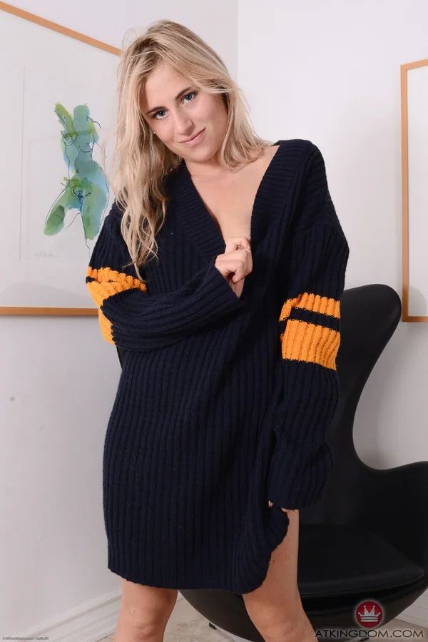 Curvy blonde Lindsey Cruz shows off her big ass and spreads her shaved pussy  - Spreading, Pussy, Face, Amateur, Big Clit, PAWG, Close Up, Asshole, Undressing, Ass  - Photo 4