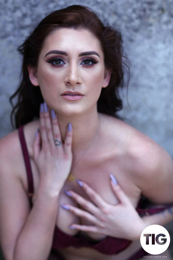 Beautiful brunette babe Bonnie Lee reveals her fakes and poses outdoors  - Beautiful, Glamour, Babe, British, Solo, Model  - Photo 10