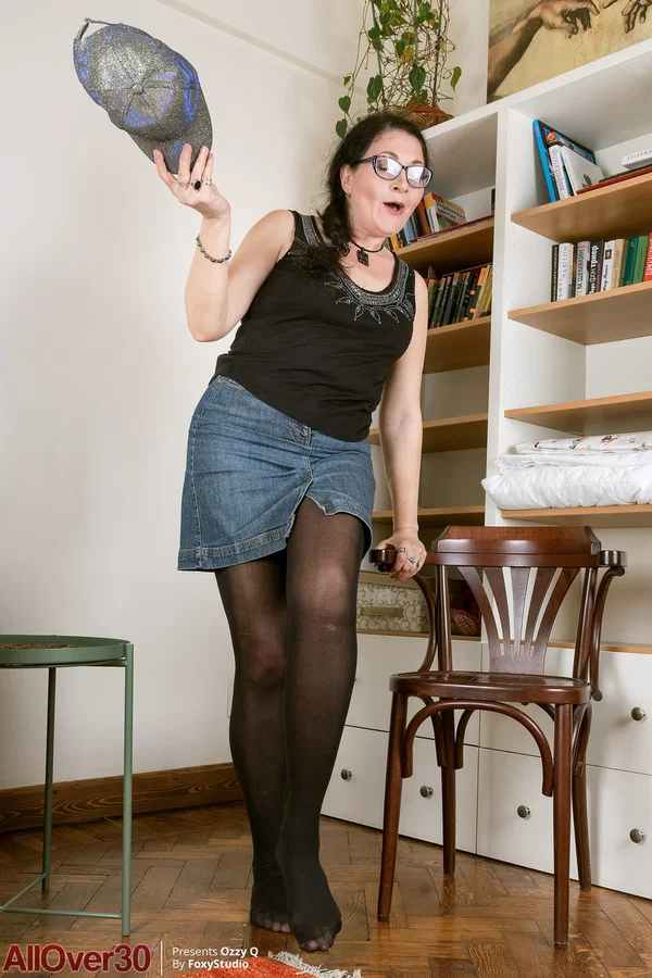 Chubby MILF Ozzy Q strips completely naked & plays with her shaved pussy  - Mature, Saggy Tits, BBW, Chubby, Glasses, Curvy, Pantyhose, Thick, Amateur, Pussy  - Photo 2
