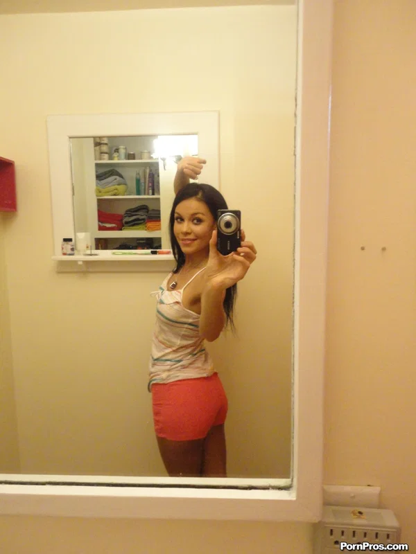 Newcomer Ruby Knox strips and shows her hot boobs as she takes selfies  - Teen, Cute, Brunette, Pussy, Non Nude  - Photo 7