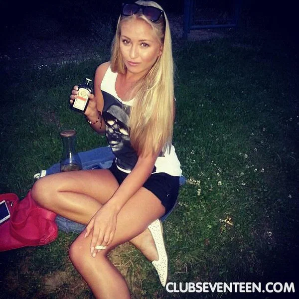 Club Seventeen featuring Cayla Lyons Sex Images  - Outdoor, Amateur, Selfie, Beautiful, Clothed, Public, Beach, Non Nude, Shorts, Glasses  - Photo 6