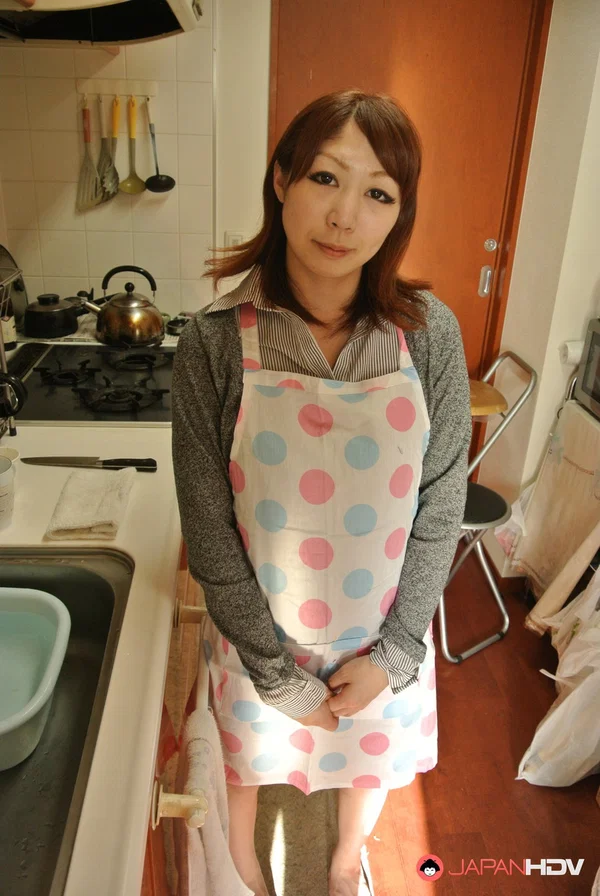 Japanese housewife Eri Fujino shows her tits and ass in an apron  - Japanese, Asian, Ass, PAWG, Babe, Beautiful, Solo, Brunette, Non Nude, Tiny Tits  - Photo 5
