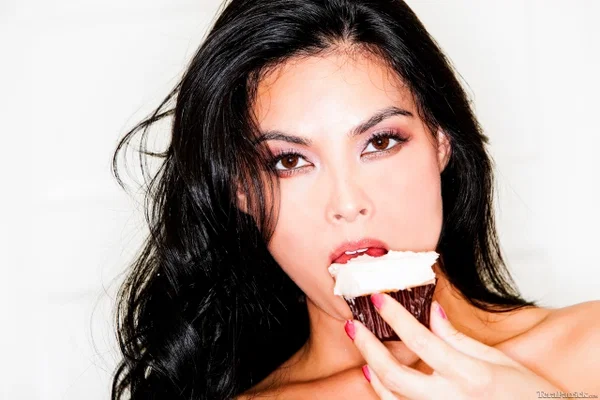 Middle-aged Asian beauty Tera Patrick gets totally naked while eating cupcakes  - Thai, MILF, Mature, Asian, Pornstar, Nipples, Big Tits, Tattoo, High Heels, Fake Tits  - Photo 12